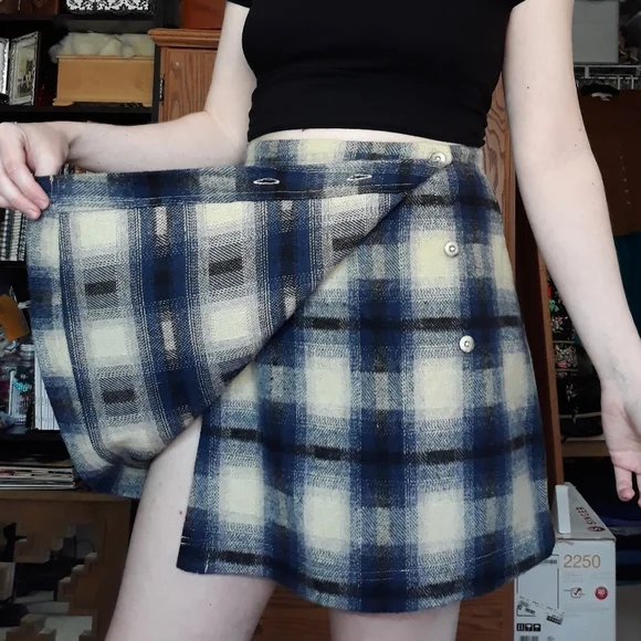 90s AE Plaid Mini Skirt - Picture 2 of 6